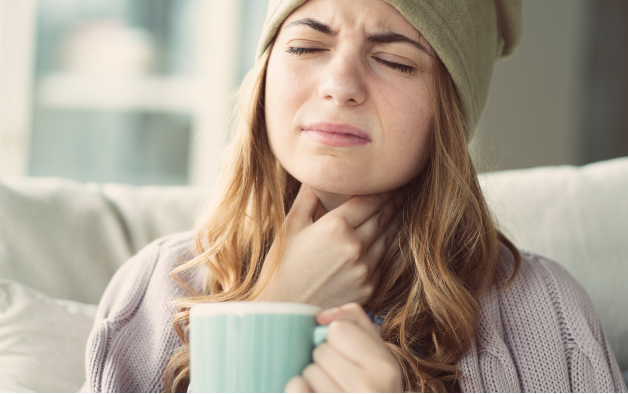 Mal de gorge ou enrouement ? Ne laissez pas cela gâcher votre hiver Les meilleurs remèdes contre le mal de gorge et l'enrouement chez votre pharmacie en ligne