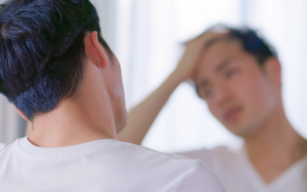 Le printemps : comment traiter la chute de cheveux saisonnière ? Les conseils de votre pharmacien en ligne contre la chute de cheveux saisonnière
